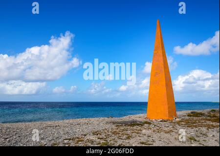 Gelber Obelisk als Wahrzeichen für Schiffe, die Salz in der gelben Salzpfanne, Bonaire, der niederländischen Karibik, sammeln. Stockfoto