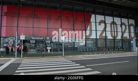 Narita, Chiba-Präfektur, Japan, 1. Juni 2021. Narita, Japan. Juni 2021. Mitarbeiter mit Gesichtsmasken und Gesichtsschutz bereiten sich auf die Begrüssungen vor Mitglieder der australischen Softball-Nationalmannschaft, die als erste in Japan für das vorolympische Trainingslager landete, treffen am Dienstag, den 1. Juni 2021, am internationalen Flughafen Narita in Narita, Präfektur Chiba, Japan, ein. Foto von Keizo Mori/UPI Credit: UPI/Alamy Live News Stockfoto