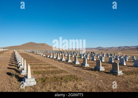 Ost- und West-Friedhofs in der Mongolei wurden von der „New Mind Group LLC“ durchgeführt. Diese können auf Reisen mit der Transsibirischen Eisenbahn gesehen werden. Stockfoto