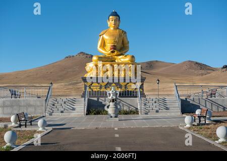 Großer Goldbuddha überblickt den mongolischen Friedhof. Kann auch auf der Steppe gesehen werden, die mit der Transsibirischen Eisenbahn fährt. Stockfoto