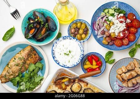 Verschiedene traditionelle griechische Gerichte von oben Stockfoto