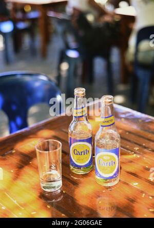 1990s St. Barts (Saint Barthélemy) – Lokal gebrautes Bier in der Bar Le Select, wo Jimmy Buffet schrieb: "Cheeseburger im Paradies". Stockfoto