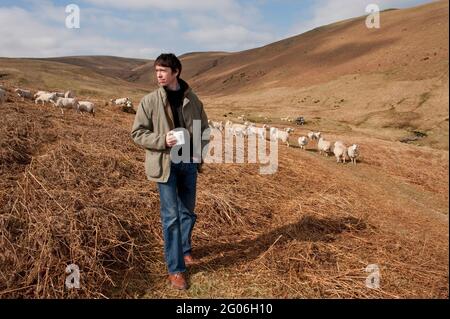 Rory Stewart, der konservative Kandidat des Parlaments für die Penrith und den Wahlkreis der Grenze, besuchte während seines Wahlkampfs im Jahr 2010 die Farm von Jane Barker. Dalefoot, Heltondale, Cumbria, Großbritannien. 16 April 2010 Stockfoto