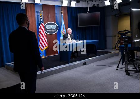 Berichtet: Der amtierende Verteidigungsminister Chris Miller spricht mit Gold-Star-Familien in einer Videokonferenz des Pentagon, Washington, D.C., 4. Januar 2021. Stockfoto