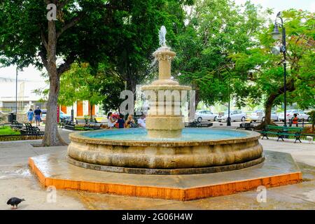 Brunnen im Santiago Park, im Stadtteil Santiago in Merida Centro, Yucatan, Mexiko Stockfoto