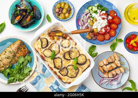 Verschiedene traditionelle griechische Gerichte von oben Stockfoto