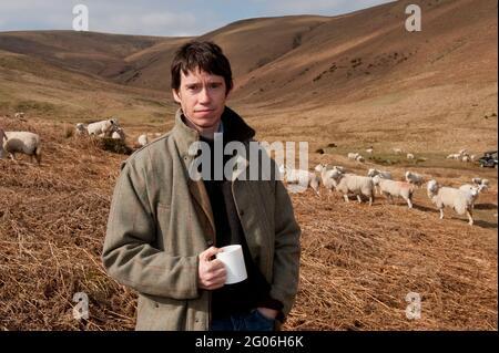 Rory Stewart, der konservative Kandidat des Parlaments für die Penrith und den Wahlkreis der Grenze, besuchte während seines Wahlkampfs im Jahr 2010 die Farm von Jane Barker. Dalefoot, Heltondale, Cumbria, Großbritannien. 16 April 2010 Stockfoto