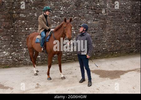 Rory Stewart (grüner Tarnhut und Tweed-Jacke), der konservative Kandidat des Parlaments für den Penrith und den Wahlkreis der Grenze, reitete während seines Wahlkampfs 2010 mit Mitarbeitern aus den Greystoke Stables aus. Greystoke Stables, Greystoke, Cumbria, Großbritannien. 16 April 2010 Stockfoto