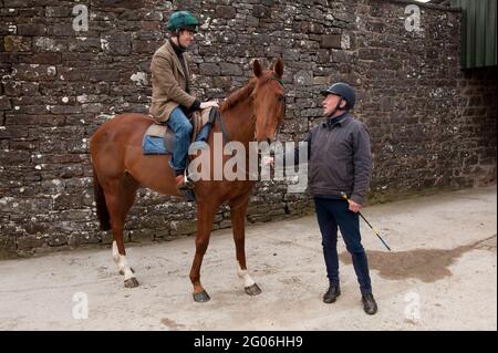 Rory Stewart (grüner Tarnhut und Tweed-Jacke), der konservative Kandidat des Parlaments für den Penrith und den Wahlkreis der Grenze, reitete während seines Wahlkampfs 2010 mit Mitarbeitern aus den Greystoke Stables aus. Greystoke Stables, Greystoke, Cumbria, Großbritannien. 16 April 2010 Stockfoto