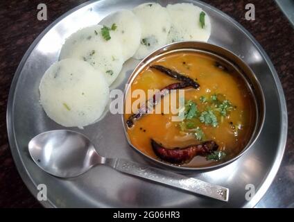 Südindisches Berühmtes Gericht Idli Sambar Stockfoto