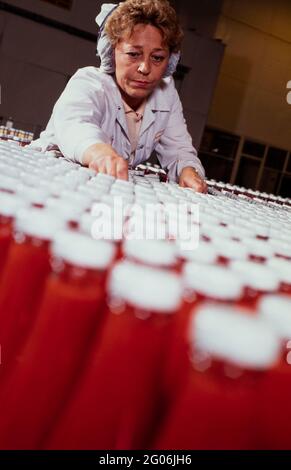 FILE PHOTO: DER US-Lebensmittelriese Kraft Heinz hat heute, 1. Juni 2021, angekündigt, dass er 140 Millionen £in eine Anlage am Stadtrand von Wigan investieren wird, um die Produktion von Heinz Tomato Ketchup nach Großbritannien zurückzubringen. Es ist eine der größten Investitionen in die britische Fertigung seit dem Brexit. Dieses Aktenfoto aus dem Jahr 1998 zeigt die frühere Herstellung von Heinz Tomato Ketchup in Flaschen in derselben Fabrik in Kitt Green, Wigan, bevor die britische Produktion ein Jahr später eingestellt wurde. Foto: © 2021 David Levenson Kredit: David Levenson/Alamy Live News Stockfoto