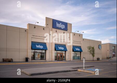 Calgary, Alberta - 30. Mai 2021: Außenfassade des Buchladens an Indigo in Calgary, Alberta. Stockfoto