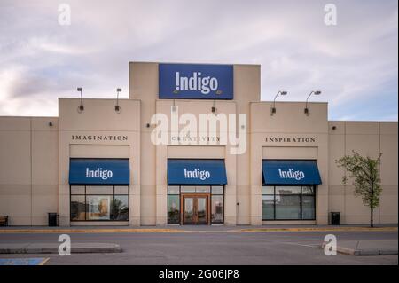 Calgary, Alberta - 30. Mai 2021: Außenfassade des Buchladens an Indigo in Calgary, Alberta. Stockfoto