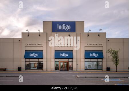 Calgary, Alberta - 30. Mai 2021: Außenfassade des Buchladens an Indigo in Calgary, Alberta. Stockfoto