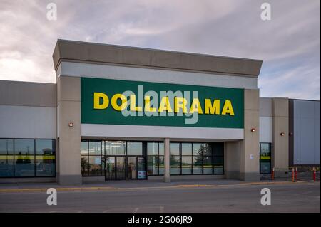 Calgary, Alberta - 30. Mai 2021: Außenfassade eines Dollarama-Stores in Calgary, Alberta. Stockfoto