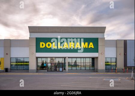 Calgary, Alberta - 30. Mai 2021: Außenfassade eines Dollarama-Stores in Calgary, Alberta. Stockfoto