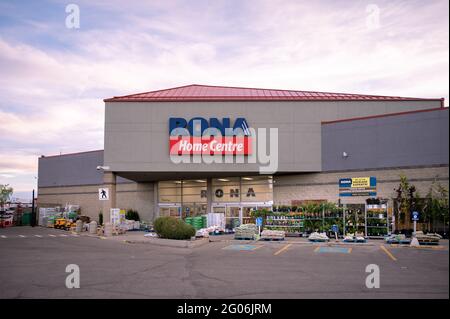 Calgary, Alberta – 30. Mai 2021: Außenfassade eines Rona Home Center-Geschäfts in Calgary, Alberta. Stockfoto