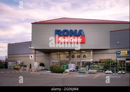 Calgary, Alberta – 30. Mai 2021: Außenfassade eines Rona Home Center-Geschäfts in Calgary, Alberta. Stockfoto