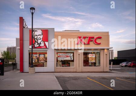 Calgary, Alberta – 30. Mai 2021: Außenfassade eines KFC-Restaurants in Calgary, Alberta. Stockfoto