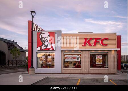 Calgary, Alberta – 30. Mai 2021: Außenfassade eines KFC-Restaurants in Calgary, Alberta. Stockfoto