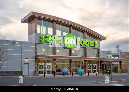 Calgary, Alberta - 30. Mai 2021: Außenfassade eines „Save on Foods“-Lebensmittelladens in Calgary, Alberta. Stockfoto