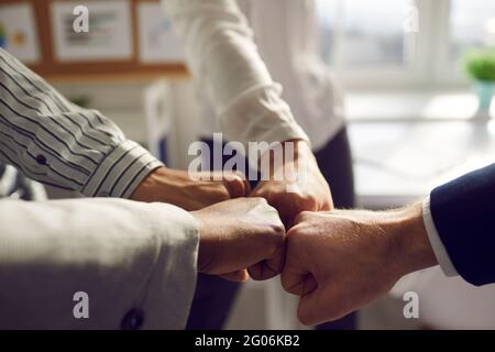 Nahaufnahme der Hand des Geschäftsteams, das im Büro mit der Faust auf die Fugen stößt Stockfoto