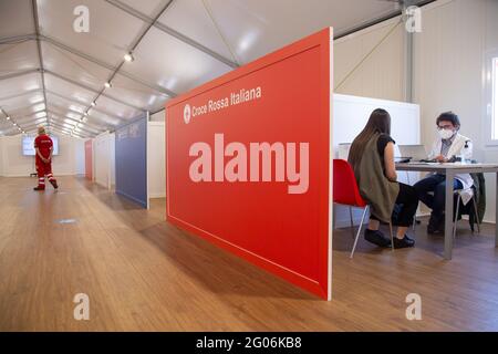 Rom, Italien. Juni 2021. Blick auf das Innere des Impfzentrums im Einkaufszentrum "Porta di Roma" (Foto: Matteo Nardone/Pacific Press) Quelle: Pacific Press Media Production Corp./Alamy Live News Stockfoto