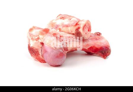 Nahaufnahme gefrorener frischer Schweineknochen mit rotem Fleisch, das für die Herstellung von Schweineknochenbrühe auf weißem Hintergrund verwendet wird Stockfoto