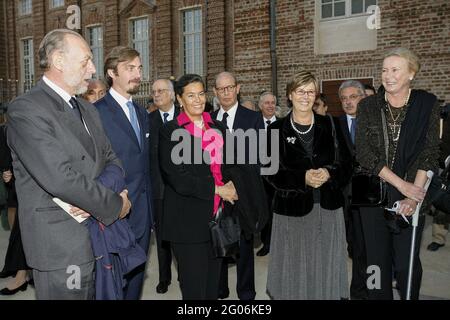 Prinz Amedeo, Herzog von Aosta, mit seiner Frau Silvia Paternò di Spedalotto, seinem Sohn Prinz Aimone, Herzog von Apulien (Aimone di Savoia-Aosta), Mercedes-Bresso-Präsidentin der Region Piemont und seiner Schwester Maria Gabriella di Savoia bei der Eröffnungsfeier des Palastes La Venaria reale in Turin, Italien, am 12. Oktober, 2007. Nach 10 Jahren Restaurierungsarbeiten wurde der älteste Palast La Venaria reale, der im XVII. Und XVIII. Jahrhundert von der Familie Savoyen erbaut wurde, für die Öffentlichkeit zugänglich gemacht. Das Gebäude stellt ein Beispiel der herrlichsten Architektur und Kunst des Barocs dar. Foto von Marco Piovanotto/ab Stockfoto