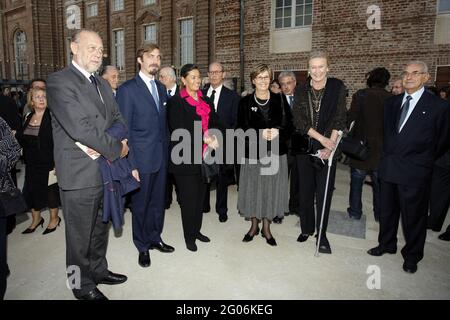 Prinz Amedeo, Herzog von Aosta, mit seiner Frau Silvia Paternò di Spedalotto, seinem Sohn Prinz Aimone, Herzog von Apulien (Aimone di Savoia-Aosta), Mercedes-Bresso-Präsidentin der Region Piemont und seiner Schwester Maria Gabriella di Savoia bei der Eröffnungsfeier des Palastes La Venaria reale in Turin, Italien, am 12. Oktober, 2007. Nach 10 Jahren Restaurierungsarbeiten wurde der älteste Palast La Venaria reale, der im XVII. Und XVIII. Jahrhundert von der Familie Savoyen erbaut wurde, für die Öffentlichkeit zugänglich gemacht. Das Gebäude stellt ein Beispiel der herrlichsten Architektur und Kunst des Barocs dar. Foto von Marco Piovanotto/ab Stockfoto