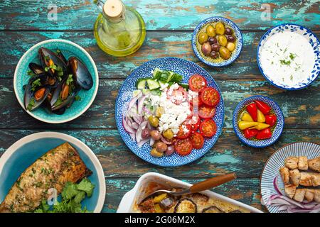 Verschiedene traditionelle griechische Gerichte von oben Stockfoto