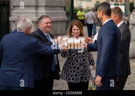 Außenministerin Michael R. Pompeo und Frau Susan Pompeo besuchen am 11. August 2020 die Pilsner Urquell Brauerei in Pilsen, Tschechien Stockfoto