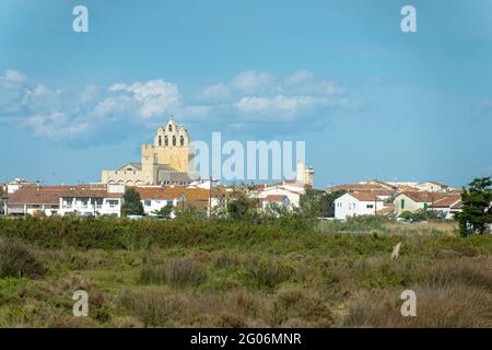 Das Dorf Saintes-Maries-de-la-Mer und seine Kirche in der Camargue, Bouches-du-Rhone, Südfrankreich Stockfoto