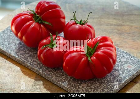 Reife rosa leckere monterosa-Tomaten aus Spanien aus nächster Nähe Stockfoto