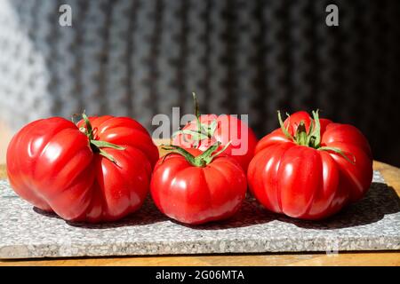 Reife rosa leckere monterosa-Tomaten aus Spanien aus nächster Nähe Stockfoto