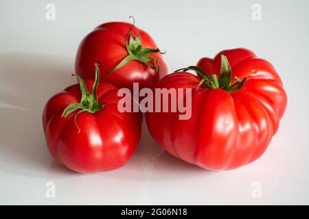 Reife rosa leckere monterosa-Tomaten aus Spanien aus nächster Nähe Stockfoto