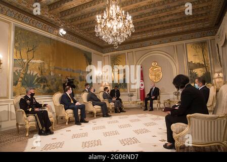 Berichtet: Verteidigungsminister Dr. Mark T. Esper trifft sich mit dem tunesischen Präsidenten Kais Saied im Carthage Palace, Tunesien, 30. September 2020. Stockfoto