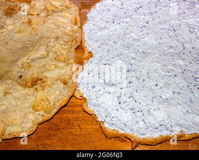 Füllung von hausgemachtem Big Blätterkuchen (Big Profiterole) mit Schlagsahne mit Schokoladenspan (Stracciatella) Stockfoto