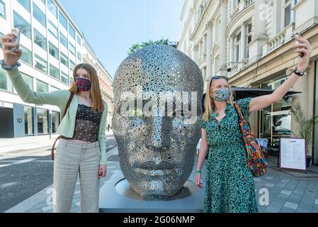 London, Großbritannien. Juni 2021. Women view „Meditation 626“, 2018, von Seo Young-Deok, hergestellt aus geschweißten Eisenketten, ist eine von 22 öffentlichen Outdoor-Skulpturen, die im Rahmen des diesjährigen Mayfair Sculpture Trail installiert wurden und rund um den Mayfair 2. Bis 27. Juni zu sehen sind. Der Skulpturenpfad ist Teil der achten jährlichen Ausgabe des Mayfair Art Weekend, das das reiche kulturelle Erbe von Mayfair feiert. Kredit: Stephen Chung / Alamy Live Nachrichten Stockfoto