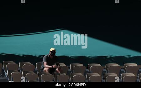 Paris, Frankreich. Mai 2021. Ein Zuschauer wird auf der Tribüne beim French Open Tennisturnier in Roland Garros in Paris, Frankreich, am 31. Mai 2021, gesehen. Kredit: Gao Jing/Xinhua/Alamy Live Nachrichten Stockfoto