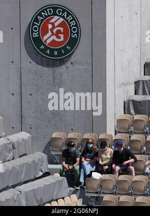 Paris, Frankreich. Mai 2021. Zuschauer werden auf der Tribüne beim French Open Tennisturnier in Roland Garros in Paris, Frankreich, am 31. Mai 2021, gesehen. Kredit: Gao Jing/Xinhua/Alamy Live Nachrichten Stockfoto