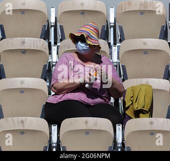 Paris, Frankreich. Mai 2021. Ein Zuschauer wird auf der Tribüne beim French Open Tennisturnier in Roland Garros in Paris, Frankreich, am 31. Mai 2021, gesehen. Kredit: Gao Jing/Xinhua/Alamy Live Nachrichten Stockfoto