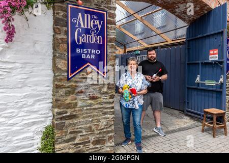 Clonakilty, West Cork, Irland. Juni 2021. Die Hotels werden morgen nach einer 6-monatigen Schließung wieder eröffnet. Die Hoteliers bereiten sich darauf vor, morgen wieder ihre Türen zu öffnen. Clonakilty, die sich auf die morgige Wiedereröffnung im O'Donovan's Hotel vorbereiten, waren Dena O'Donovan und Keith Kelleher. Quelle: AG News/Alamy Live News Stockfoto