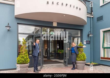 Clonakilty, West Cork, Irland. Juni 2021. Die Hotels werden morgen nach einer 6-monatigen Schließung wieder eröffnet. Die Hoteliers bereiten sich darauf vor, morgen wieder ihre Türen zu öffnen. Clonakilty bereitete sich auf die morgige Wiedereröffnung im Clonakilty Park Hotel vor und war David Henry, Hoteldirektor, und Irene O'Callaghan, Sales & Marketing Manager. Quelle: AG News/Alamy Live News Stockfoto