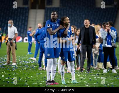 Ryal Quay, Großbritannien. Mai 2021. Kurt Zouma & Hakim Ziyech aus Chelsea nach dem UEFA Champions League Finale zwischen Manchester City und Chelsea beim Est‡dio do Drag‹o, Porto, Portugal, am 29. Mai 2021. Foto von Andy Rowland. Quelle: Prime Media Images/Alamy Live News Stockfoto