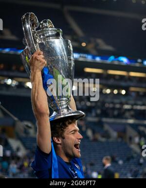 Ryal Quay, Großbritannien. Mai 2021. Marcos Alonso aus Chelsea mit der Siegertrophäe nach dem UEFA Champions League-Finale zwischen Manchester City und Chelsea beim Est‡dio do Drag‹o, Porto, Portugal, am 29. Mai 2021. Foto von Andy Rowland. Quelle: Prime Media Images/Alamy Live News Stockfoto
