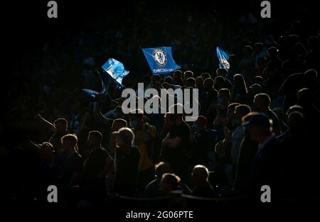 Ryal Quay, Großbritannien. Mai 2021. Chelsea-Fans beim UEFA Champions League Finale zwischen Manchester City und Chelsea beim Est‡dio do Drag‹o, Porto, Portugal am 29. Mai 2021. Foto von Andy Rowland. Quelle: Prime Media Images/Alamy Live News Stockfoto