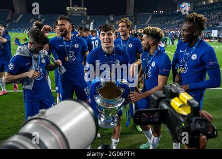 Ryal Quay, Großbritannien. Mai 2021. Kai Havertz von Chelsea & Teamkollegen mit der Siegertrophäe beim UEFA Champions League Finale zwischen Manchester City und Chelsea am 29. Mai 2021 im Estádio do Dragão, Porto, Portugal. Foto von Andy Rowland. Quelle: Prime Media Images/Alamy Live News Stockfoto