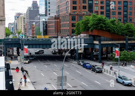 New York, USA. Mai 2021. „Untitled (Drone)“ 2016-2021 thront am Montag, den 31. Mai 2021, auf dem Spornabschnitt der High Line in New York. Die 48 Meter breite Skulptur, die sich im Wind drehen wird, von dem Künstler Sam Durant ist Teil seiner Karriere, die sich Projekten über Krieg, Inhaftierung und andere kontroverse Themen widmet. (Foto von Richard B. Levine) Quelle: SIPA USA/Alamy Live News Stockfoto