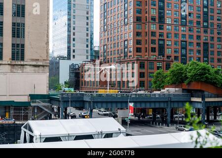 New York, USA. Mai 2021. „Untitled (Drone)“ 2016-2021 thront am Montag, den 31. Mai 2021, auf dem Spornabschnitt der High Line in New York. Die 48 Meter breite Skulptur, die sich im Wind drehen wird, von dem Künstler Sam Durant ist Teil seiner Karriere, die sich Projekten über Krieg, Inhaftierung und andere kontroverse Themen widmet. (Foto von Richard B. Levine) Quelle: SIPA USA/Alamy Live News Stockfoto